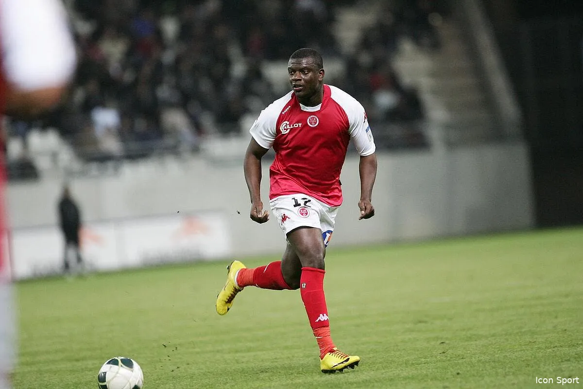 l1 un ancien defenseur condamne a 2 ans de prison pour escroquerie iconsport 048320 0001 390634