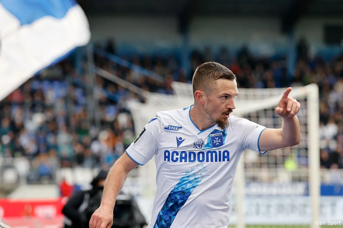 le paris fc tient son attaquant vedette iconsport 259387 0048 392640