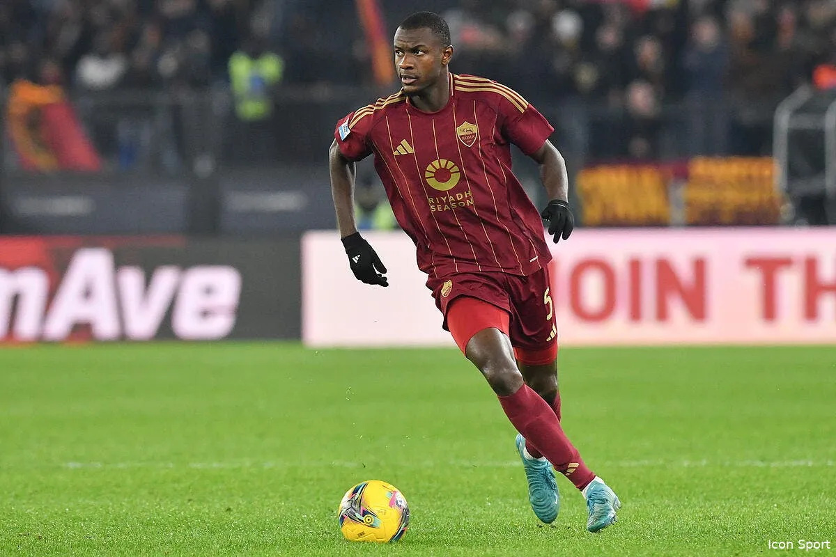 ndicka a l om avec un deuxieme joueur de la roma iconsport 246129 0159 394855