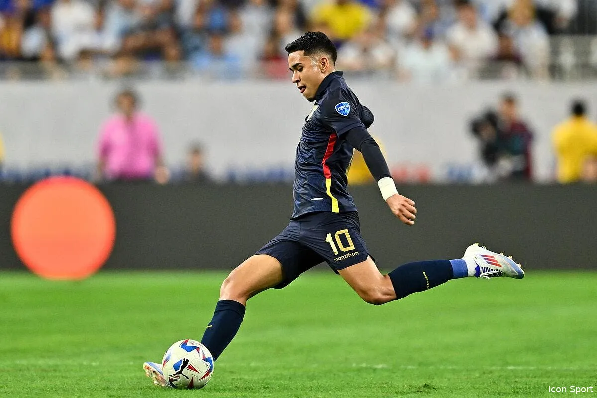 officiel chelsea prete kendry paez au rc strasbourg iconsport 233647 0009 396522