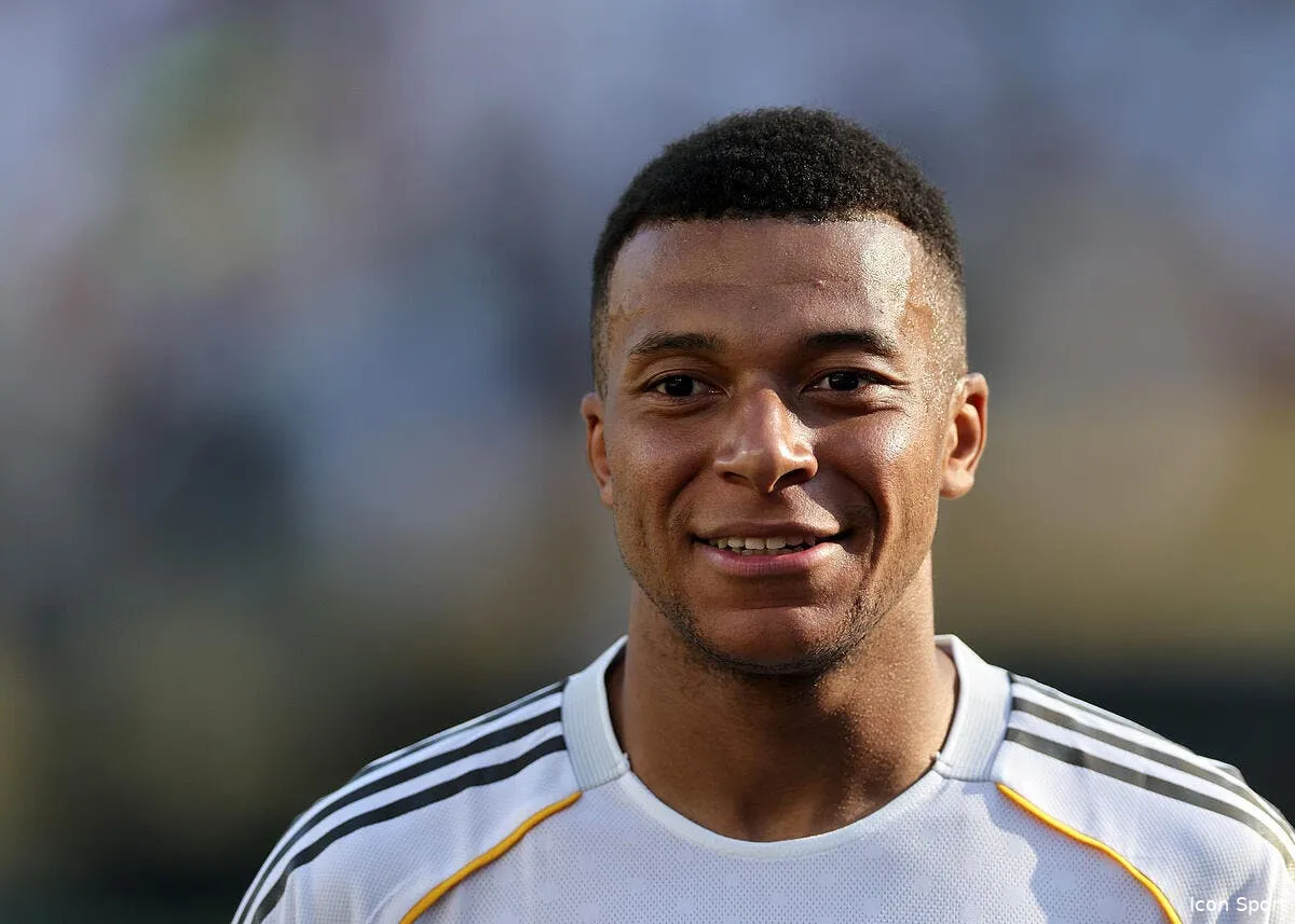 officiel kylian mbappe nouveau n 10 du real madrid iconsport 263650 0175 396164