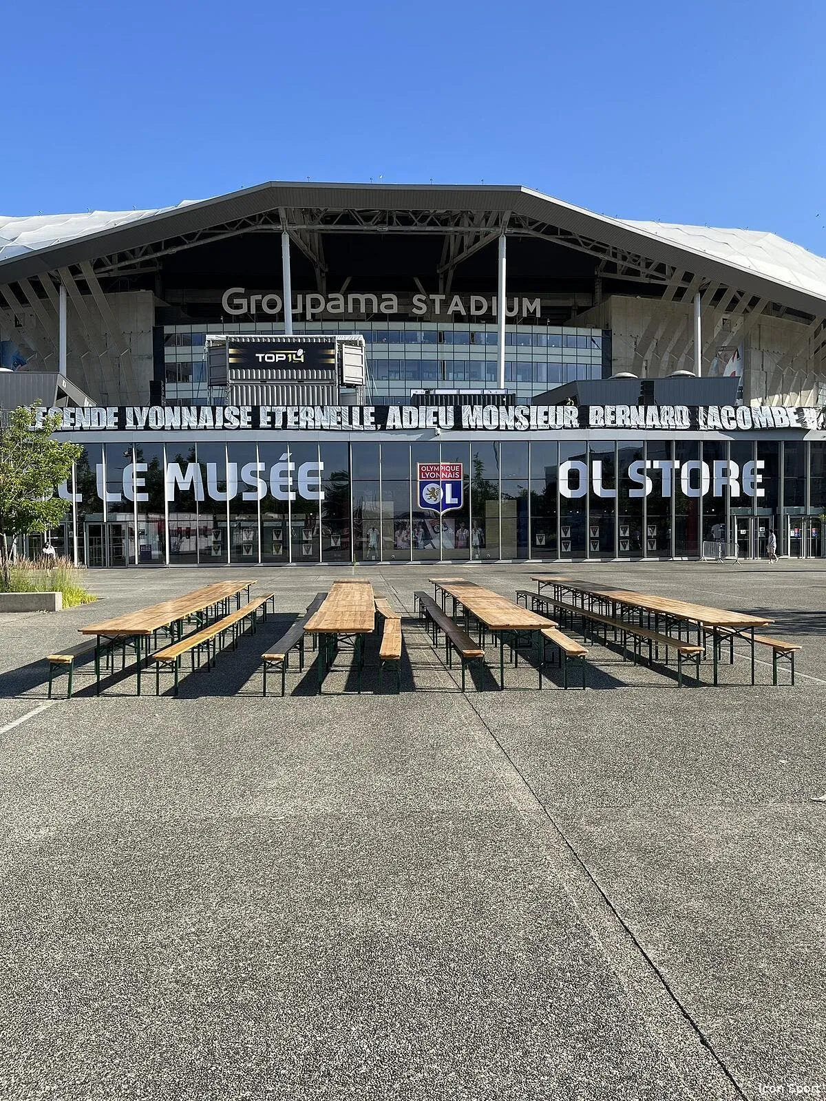 ol l hommage emouvant des supporters a bernard lacombe lacombe 394466