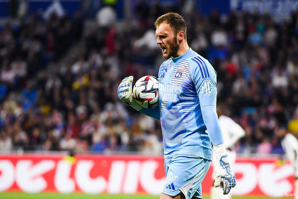 ol lucas perri vide son casier et quitte lyon iconsport 258634 0200 395241