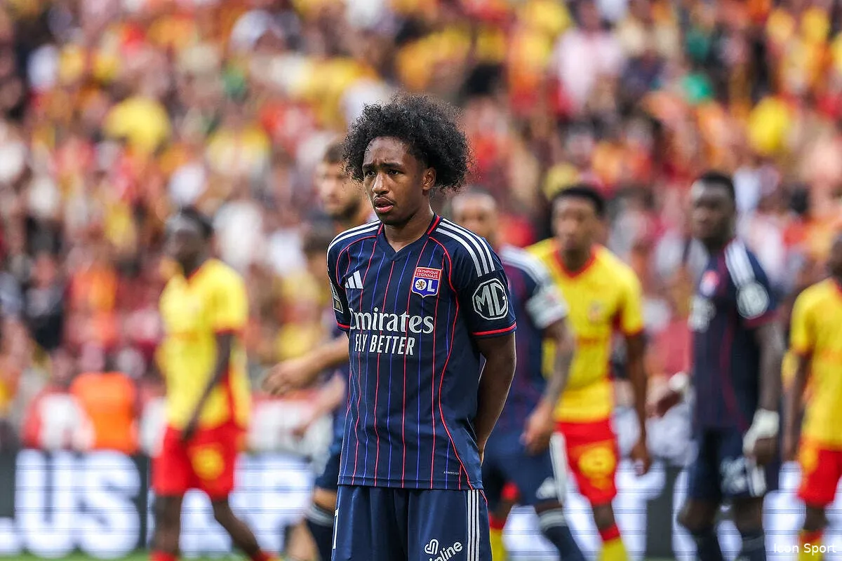 ol pierre menes est scotche par deux lyonnais iconsport 266826 0331 397371