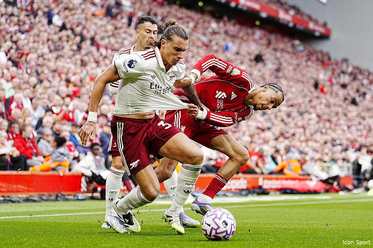 pl liverpool s en sort avec un coup franc magique iconsport 268633 0044 398174