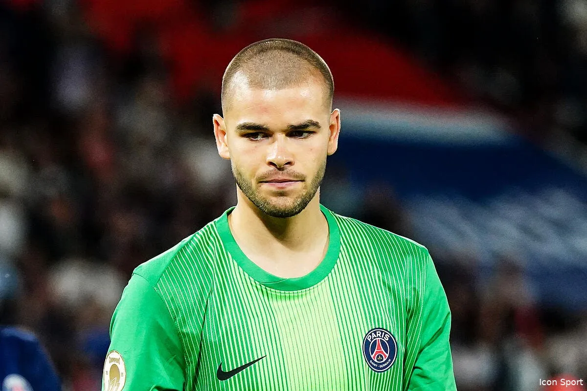 psg avec la main et la poitrine chevalier arrete deux penos iconsport 267396 0595 398115