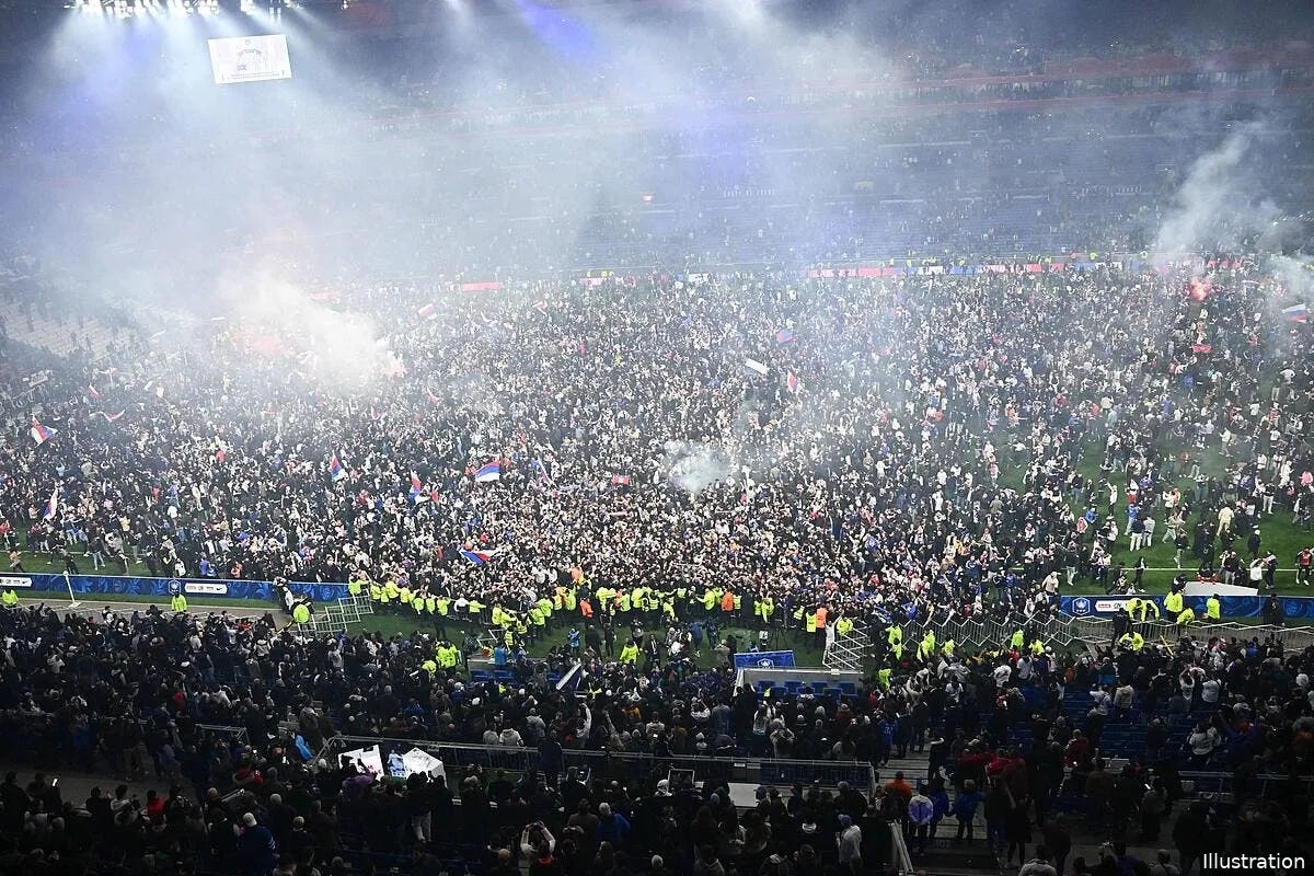 l ol furieux apres des incidents racistes dans son stade iconsport 205257 0133 376414