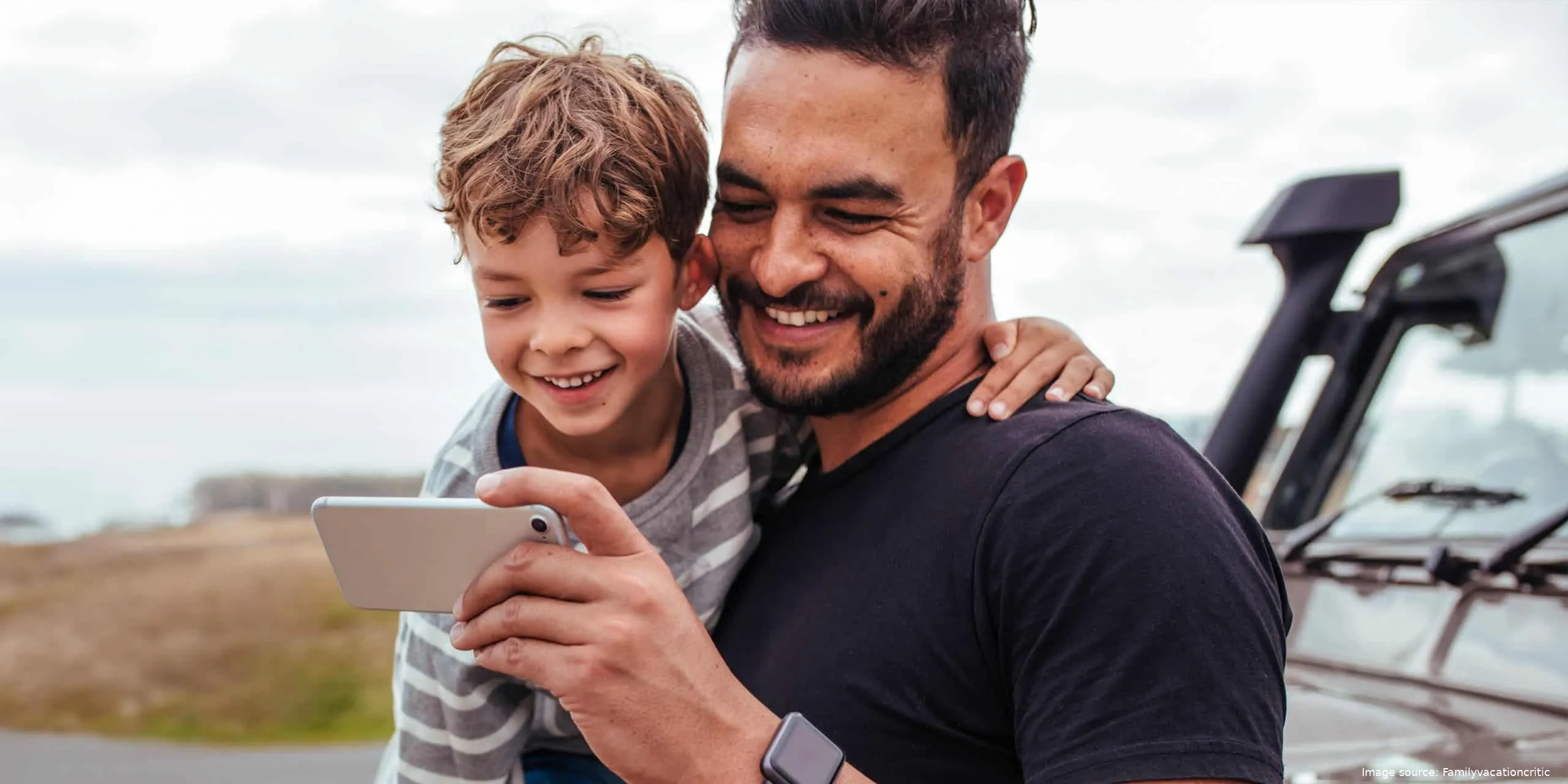 dad son smartphone vacation