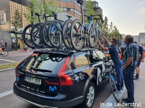 Na de ploegenpresentatie werden de fietsen weer op de auto's gezet.