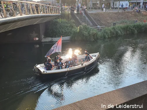 De renners werden ploeg voor ploeg in een boot weggevaren.