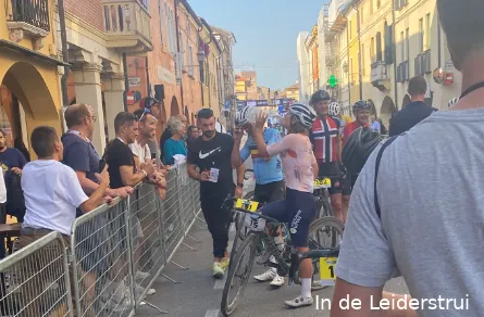 Een dorstige Puck Moonen na afloop van het WK gravel.&nbsp;