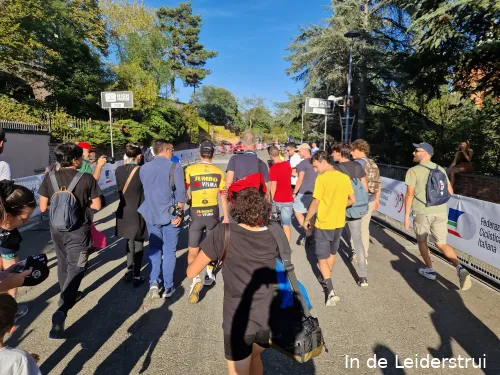 Roglic (in het midden) was zaterdag gespreksonderwerp nummer één in de Giro dell'Emilia