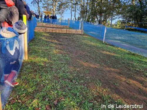 De balken vormen de laatste hindernis, na een pittig klimmetje. Wie springt?