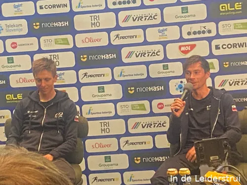 Tadej Pogacar en Primoz Roglic als teamgenoten op een persconferentie voorafgaand aan het WK in Zürich