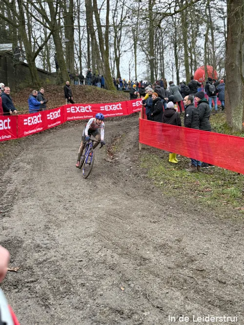 <i>Lucinda Brand op archiefbeeld in de cross van Hulst</i>