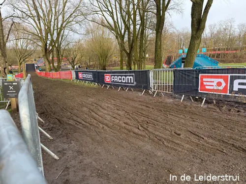 Daarna komt er meer modder op het parcours en rijden de renners in dalende lijn de eerste brug op.&nbsp;