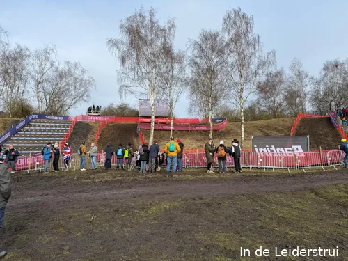 Het eerste lastige obstakel op het parcours: eerst de dertien treden tellende trap, met veel ruimte tussen de treden, vervolgens een steile afdaling die gevolgd wordt door een steile klim die waarschijnlijk te voet afgewerkt moet worden.