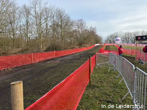 Een hellende strook volgt, waar tijdens de verkenningen meer en meer geulen in de modder ontstonden: een mooie plek om het verschil te kunnen maken.&nbsp;