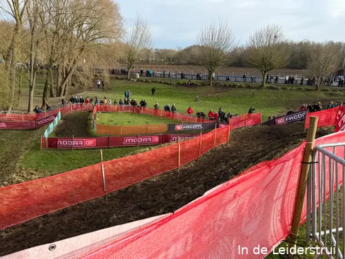 De schuine kant wordt afgesloten met een steile korte strook naar beneden, met enkele bochten onderaan.&nbsp;