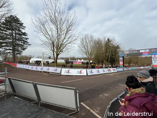 Bovenaan wordt naar rechts gedraaid, het veld in.&nbsp;
