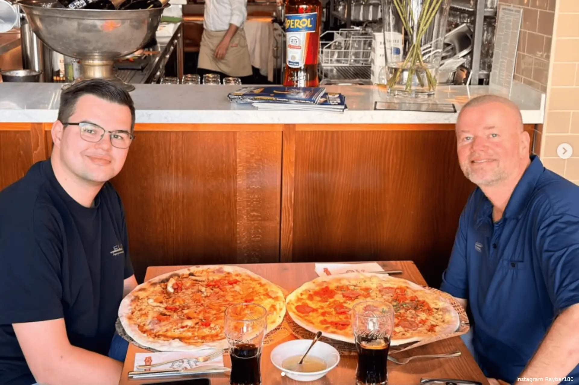 Gian van Veen and Raymond van Barnveveld enjoy pizza together