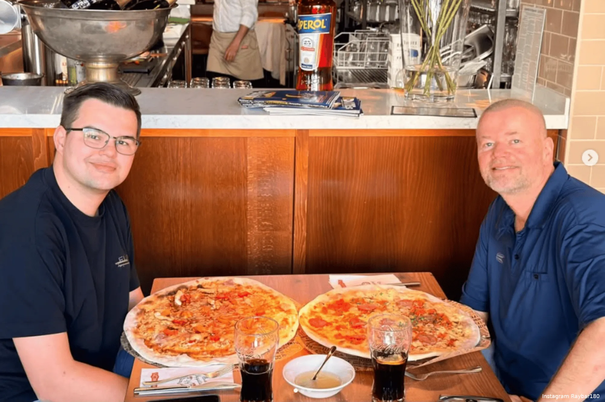 Gian van Veen and Raymond van Barnveveld enjoy pizza together