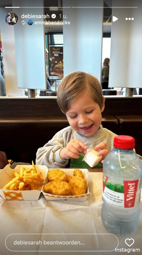 Instagram Stories (@debiesarah)