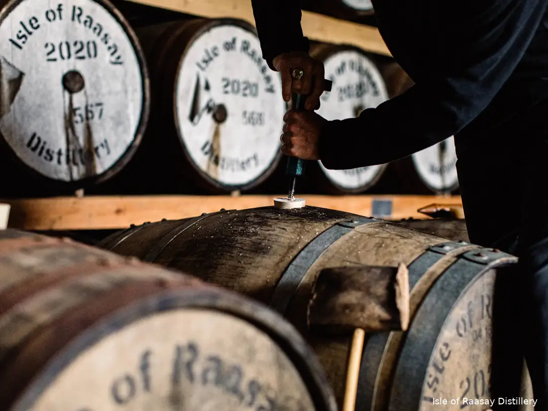 Isle of Raasay Distillery pakhuis met vaten
