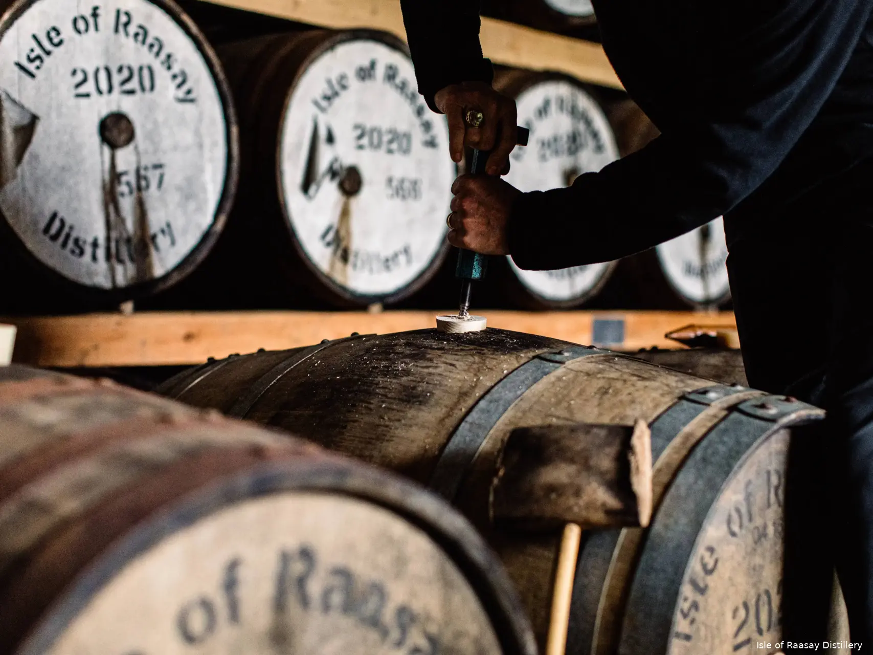 Isle of Raasay Distillery pakhuis met vaten