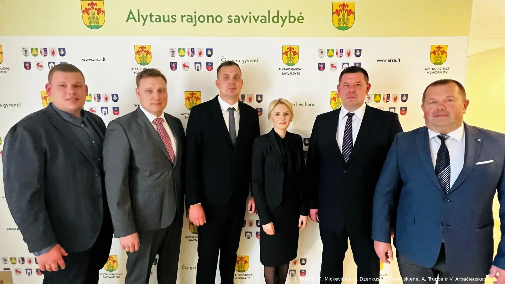 alytaus rajono savivaldybes tarybos nariai is kaires justas trunce marius mickevicius povilas dzenkus rasa vitkauskiene aurimas trunce vytas arbaciauskas