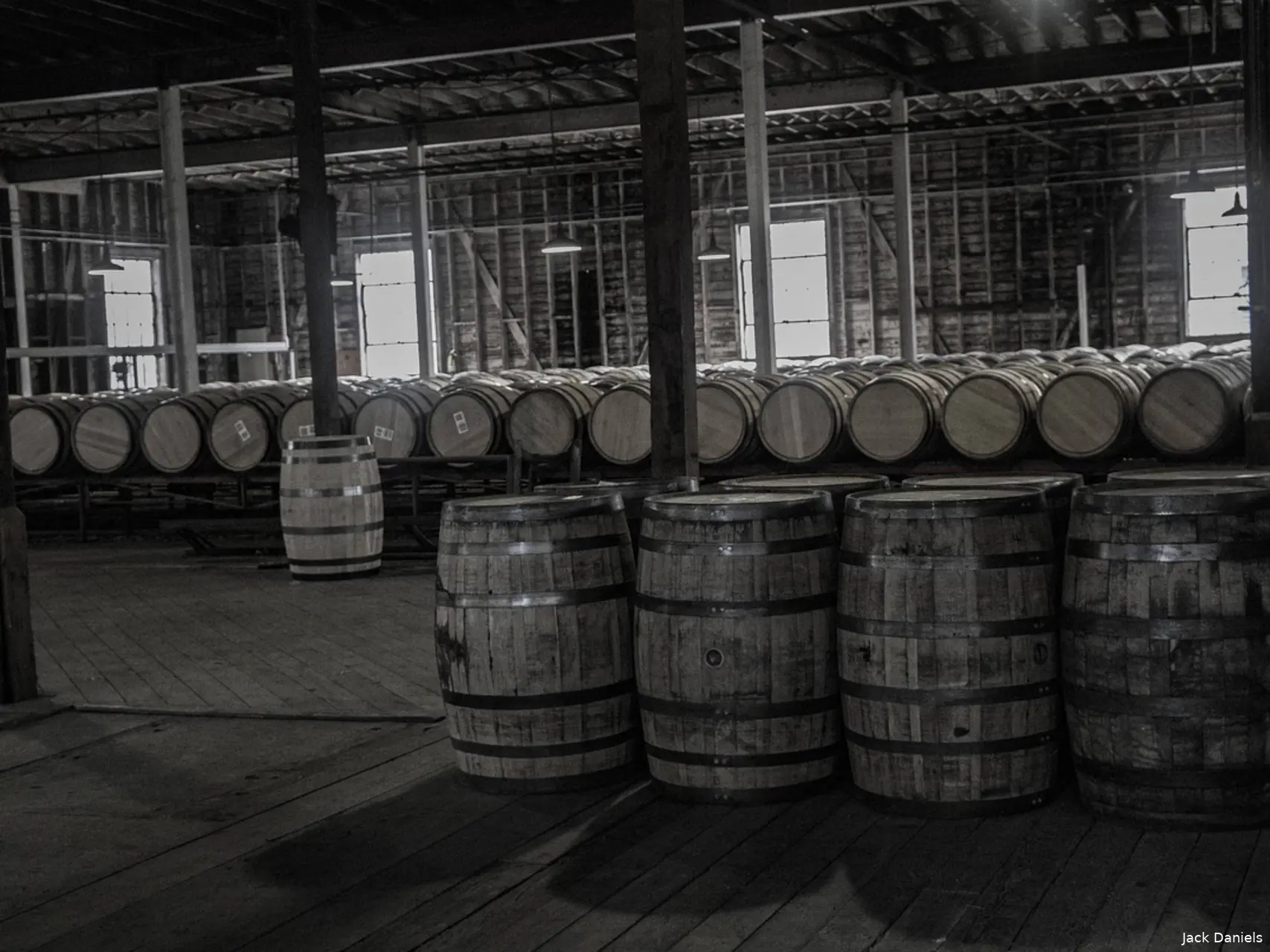 Rickhouse in zwart wit met allemaal vaten