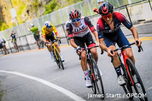 A.Yates, Pogacar en Van Aert op de laatste beklimming van de dag in Wollongong