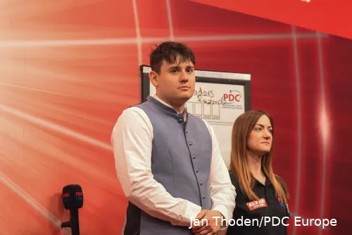 Franz Engerer blickt vom Bühnenrand ins Publikum