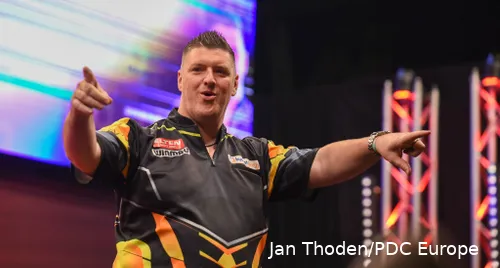 Daryl Gurney kreeg na afloop nog felicitaties van Devon Petersen