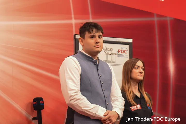 Franz Engerer kijkt het publiek in vanaf het podium