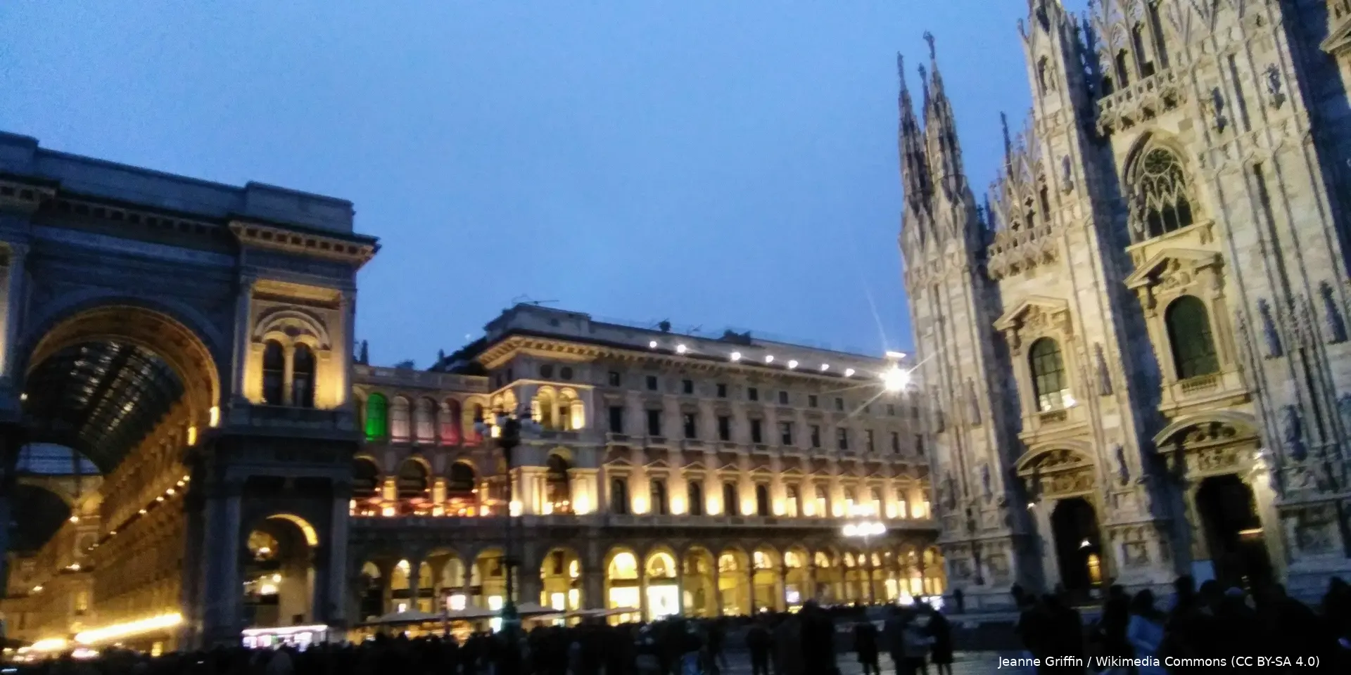 milan piazza duomo at twilight 21 11 21