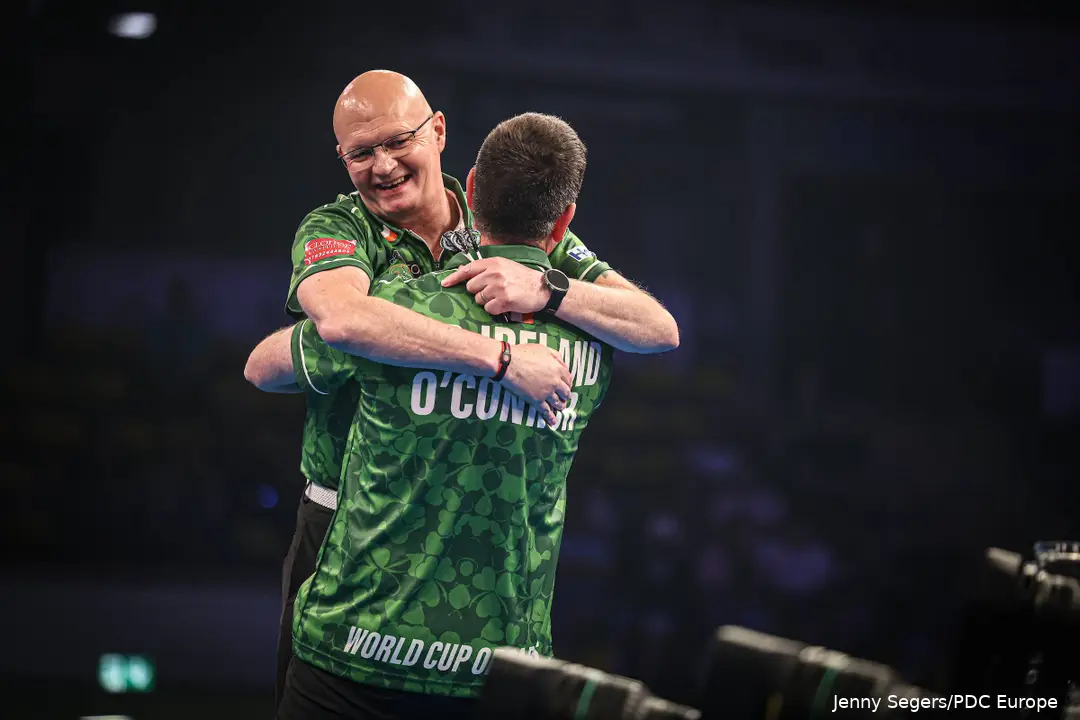 Mickey Mansell und William O'Connor fallen einander jubelnd in die Arme