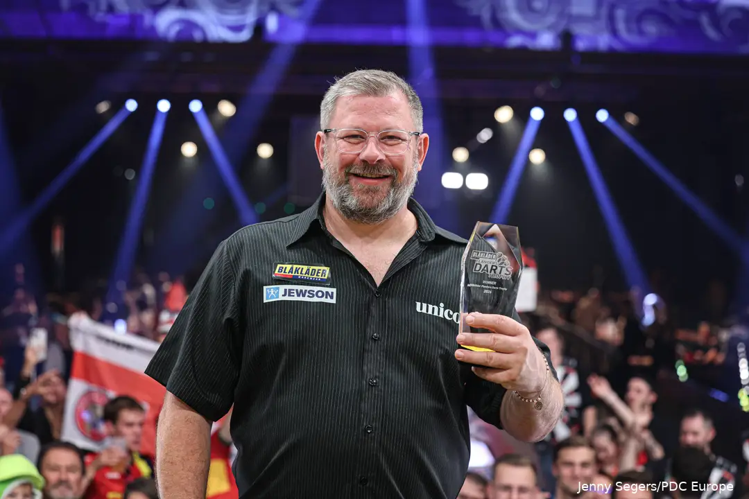 James Wade posiert stolz mit seiner Trophäe