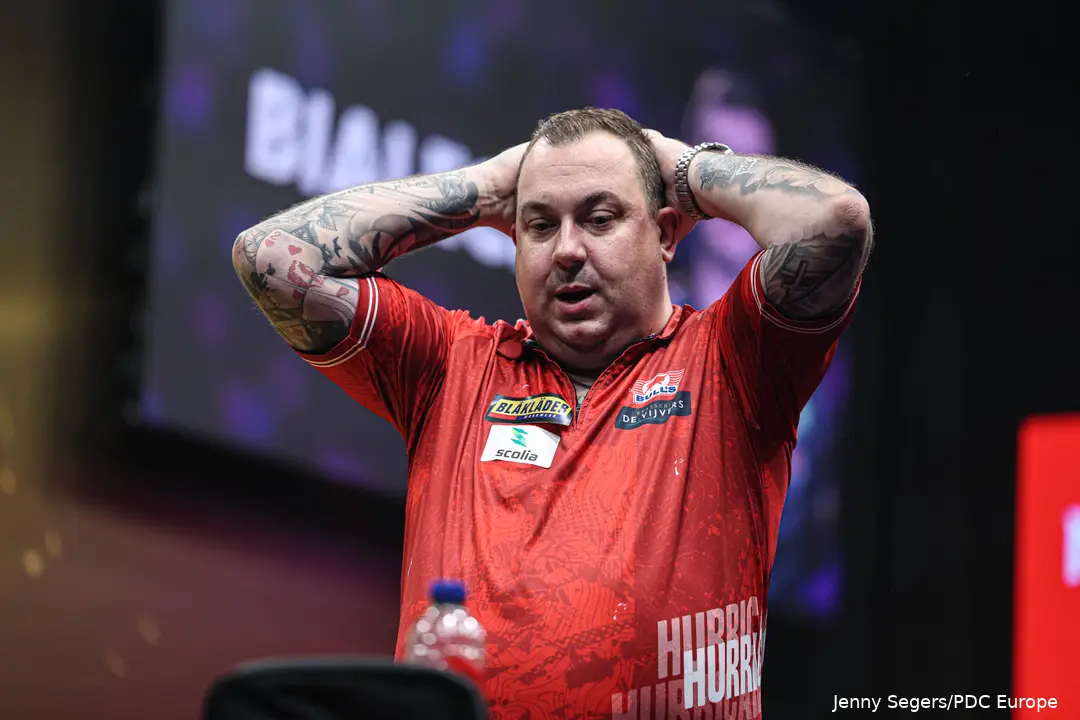 Kim Huybrechts mit den Händen am Kopf