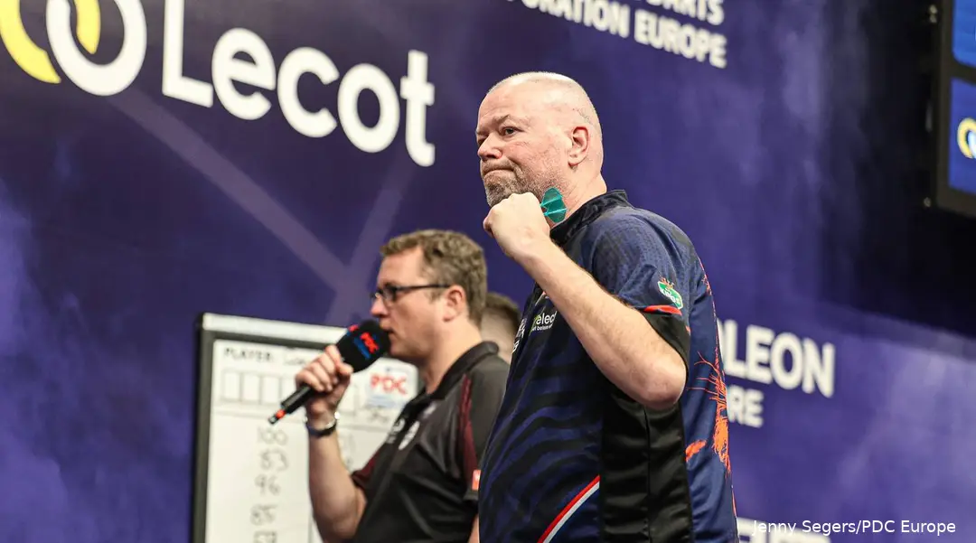 Raymond van Barneveld op het podium van het Belgian Darts Open