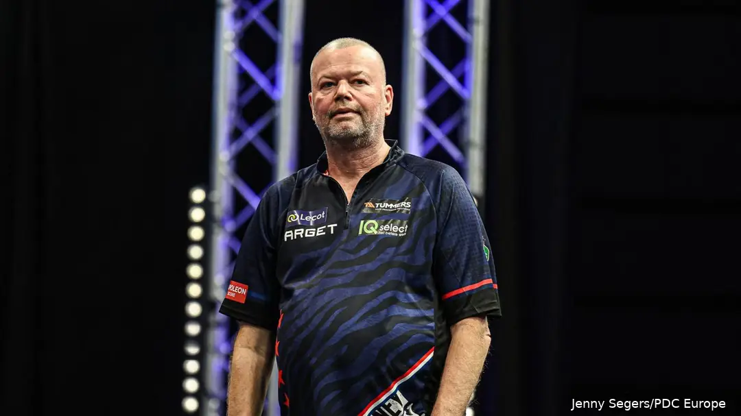 Raymond van Barneveld kreeg veel kritiek na zijn nederlaag tegen Ricky Evans op de European Darts Trophy