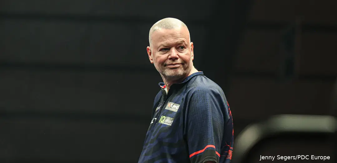 Raymond van Barneveld kijkt over zijn schouder richting zijn eigen aanhang in het publiek.