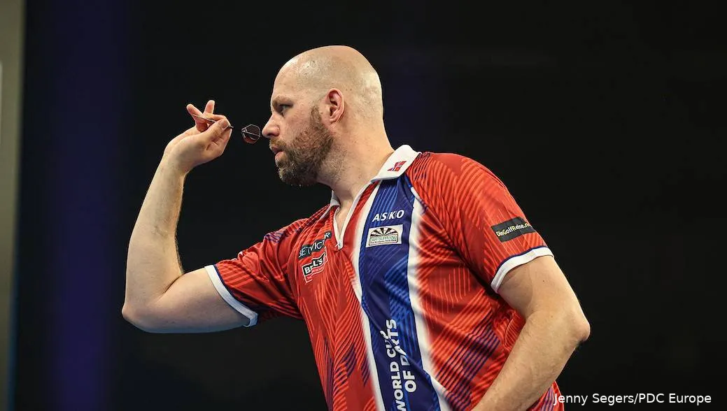 Cor Dekker fordert heute Raymond van Barneveld heraus