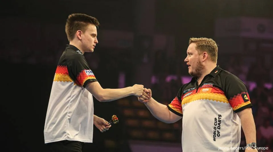 Ein echtes Team in Schwarz-Rot-Gold: Ricardo Pietreczko und Martin Schindler versetzen die Fans in der Frankfurter Eissporthalle in Ekstase