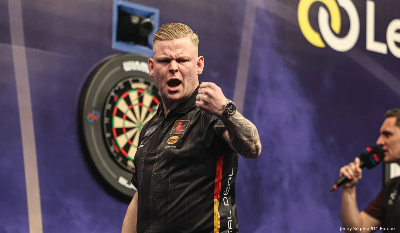Mike de Decker in actie op het Belgian Darts Open