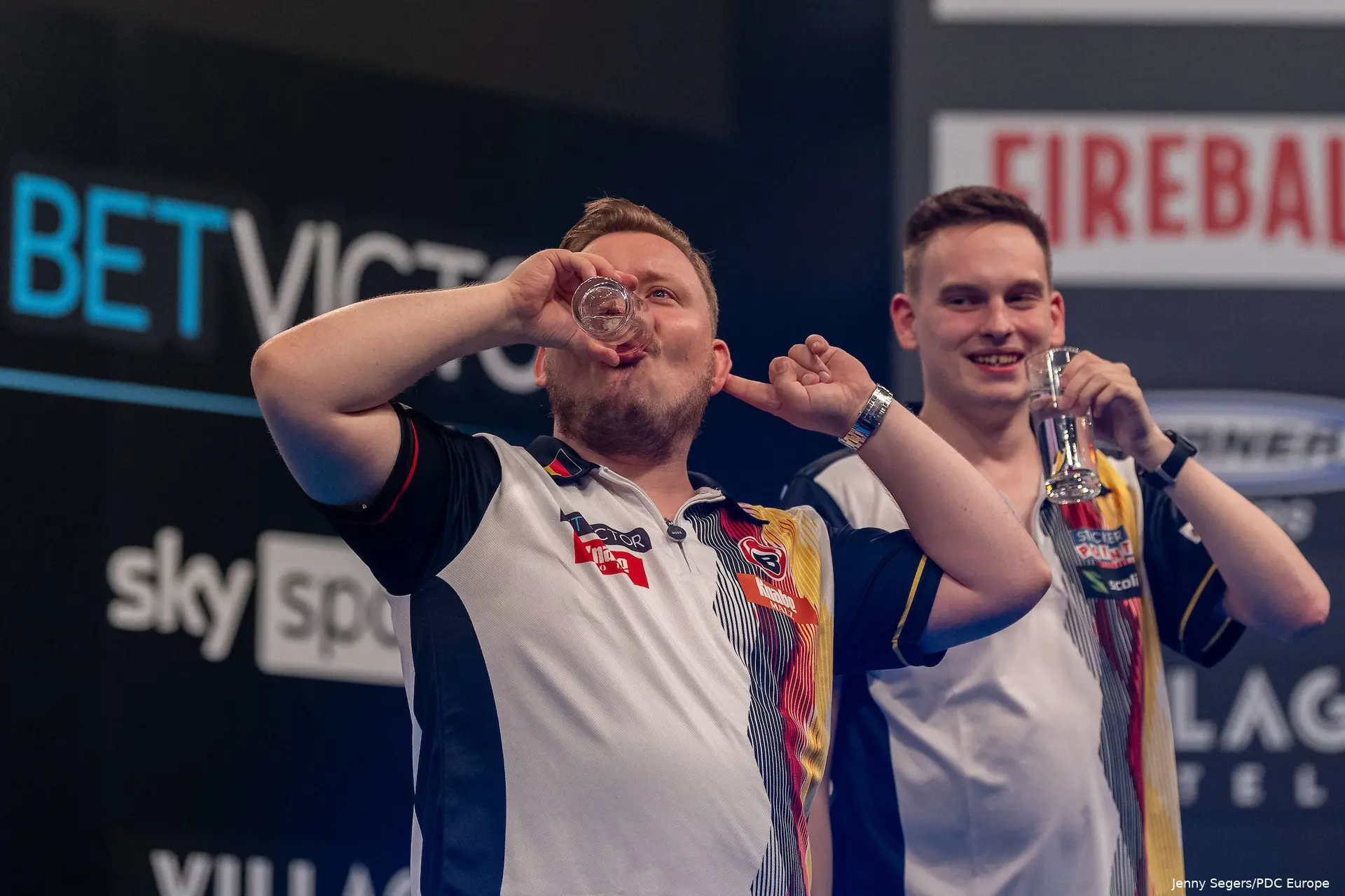 Martin Schindler und Ricardo Pietreczko trinken Wasser