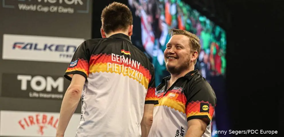 Schindler kijkt Pietreczko lachend aan