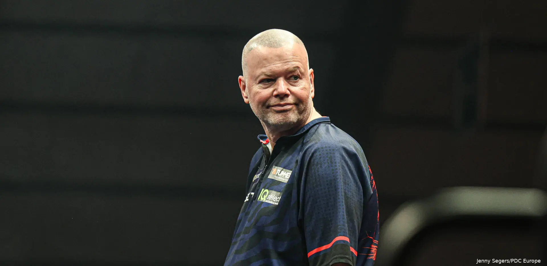 Raymond van Barneveld kijkt over zijn schouder richting zijn eigen aanhang in het publiek.