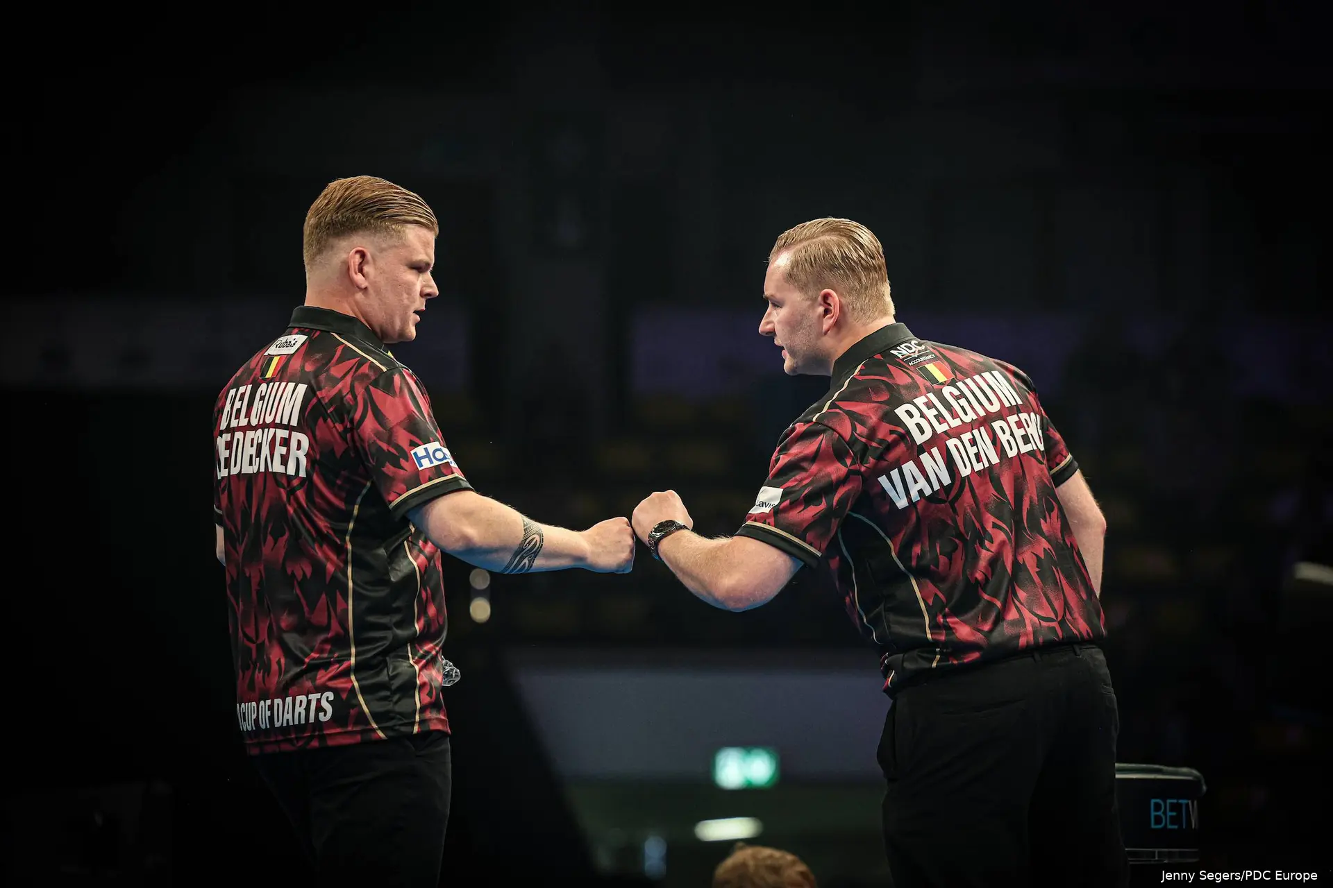 Mike De Decker en Dimitri van den Bergh geven elkaar een boks.