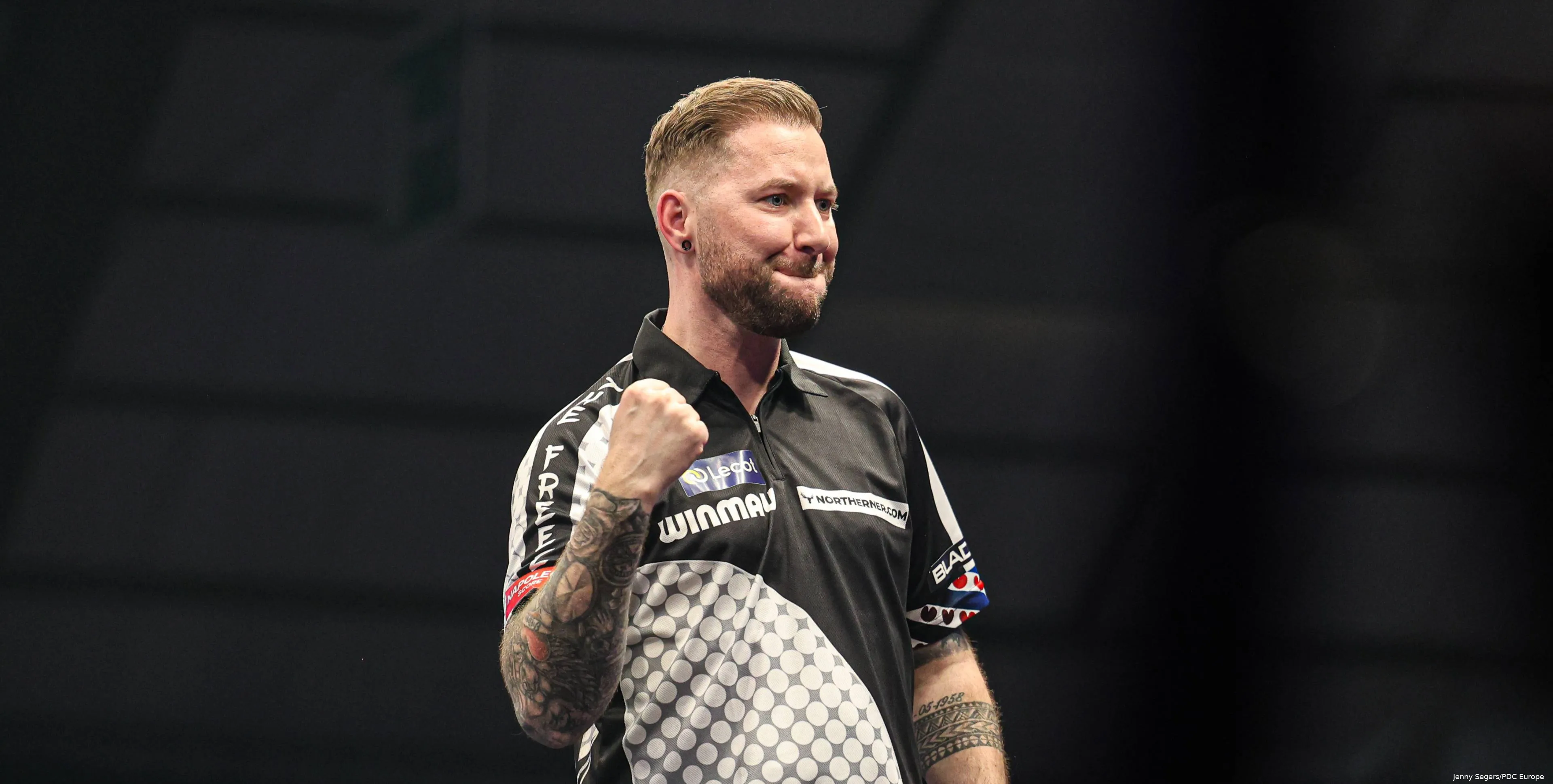 Danny Noppert juicht en balt zijn vuist.